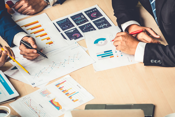 幫助企業(yè)應(yīng)對變革挑戰(zhàn)，實(shí)現(xiàn)組織轉(zhuǎn)型與優(yōu)化